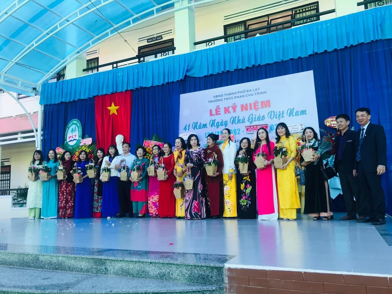 THẦY CÔ NHẬN HOA
