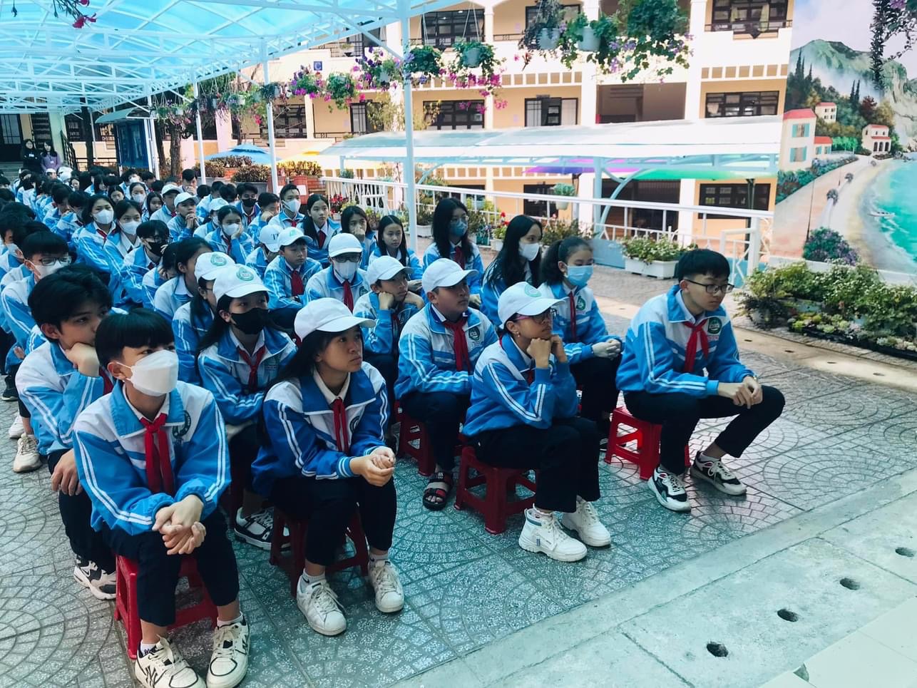 Hs lắng nghe báo cáo