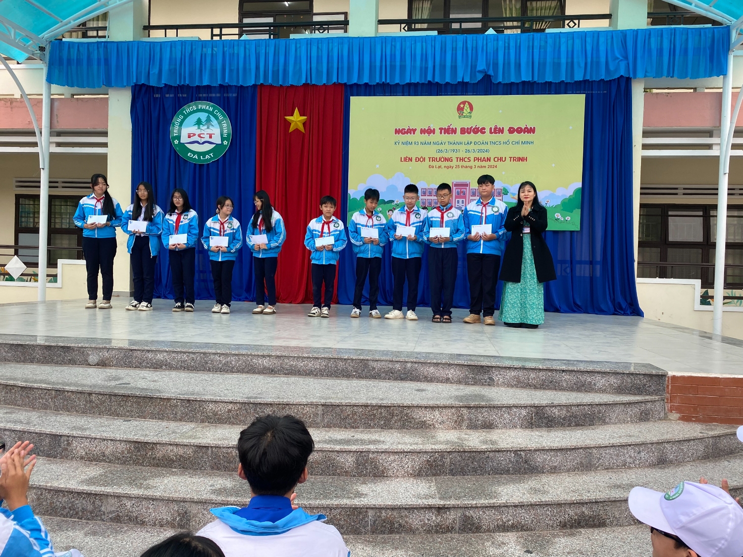 Cô Trương Thị Vinh Bí thư chi bộ Hiệu trưởng trao học bổng cho học sinh