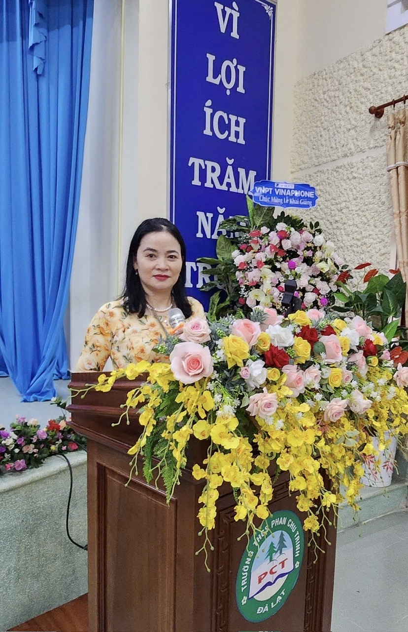 Cô Trương Thị Vinh   Bí thư Chi bộ  Hiệu trưởng nhà trường