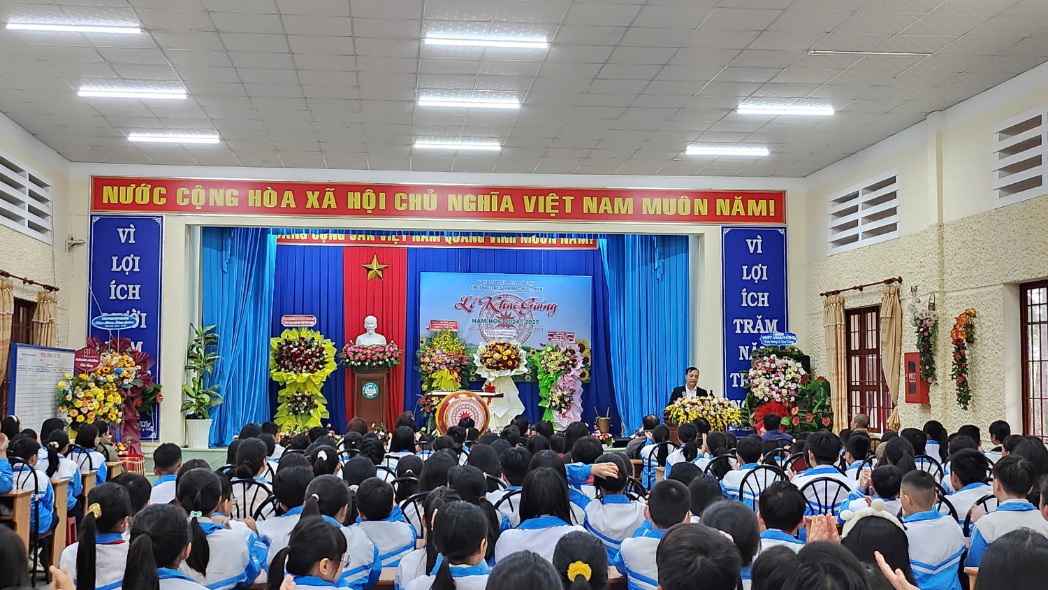 quang cảnh sân khấu ngày khai giảng