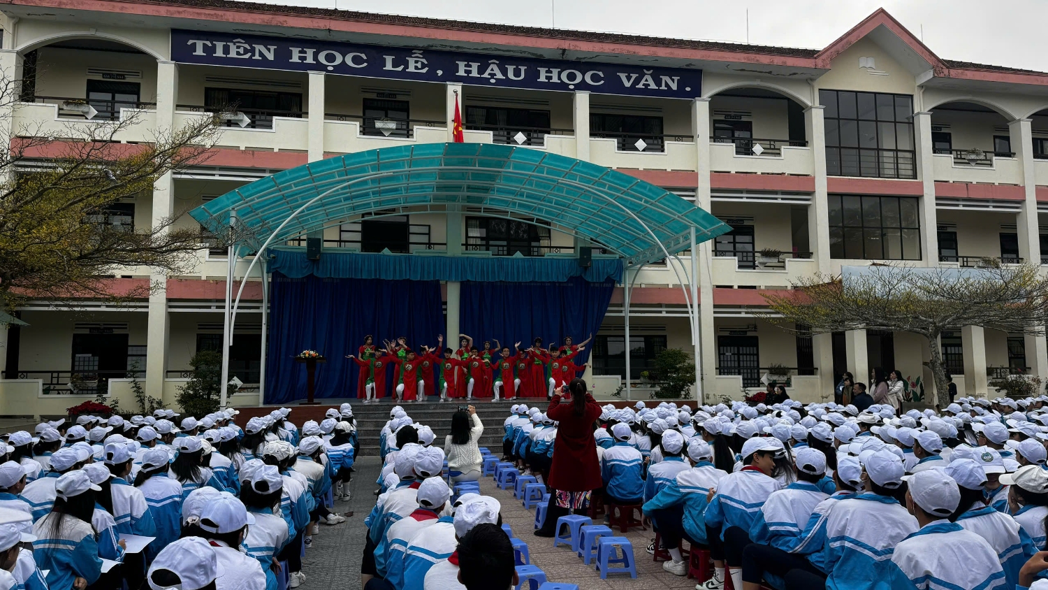 Học sinh tham dự kỉ niệm 80 năm Ngày thành lập QĐND Việt Nam