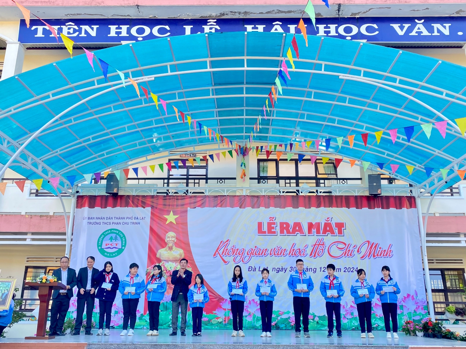 Trao giải thưởng cho học sinh xuất sắc viết bài dự thi cảm nhận về cuộc đời, sự nghiệp, các bài viết, tác phẩm của chủ tịch Hồ Chí Minh