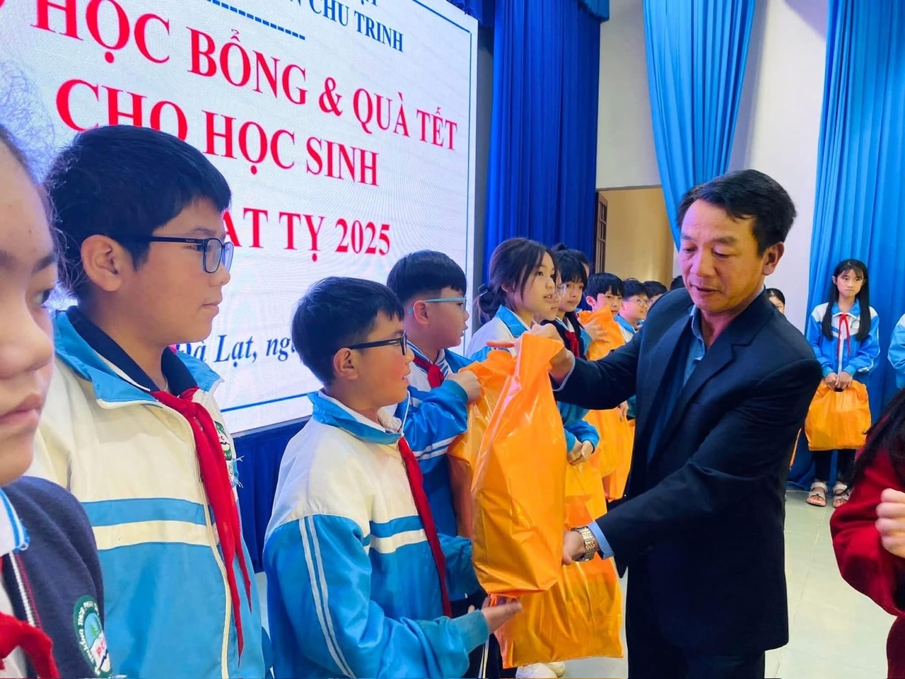 Học sinh nhận học bổng