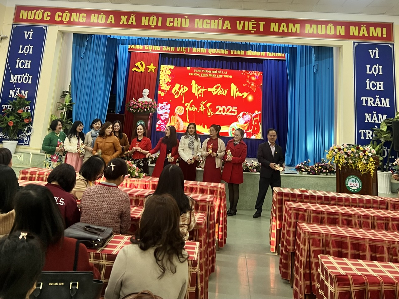 công đoàn viên tổ Ngoại ngữ
