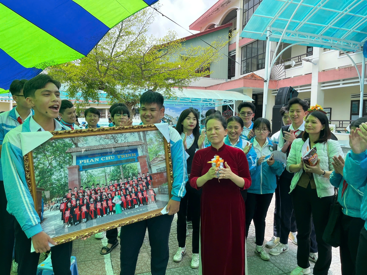 HS LỚP 9A1 TRI ÂN CÔ GIÁO CHỦ NHIỆM