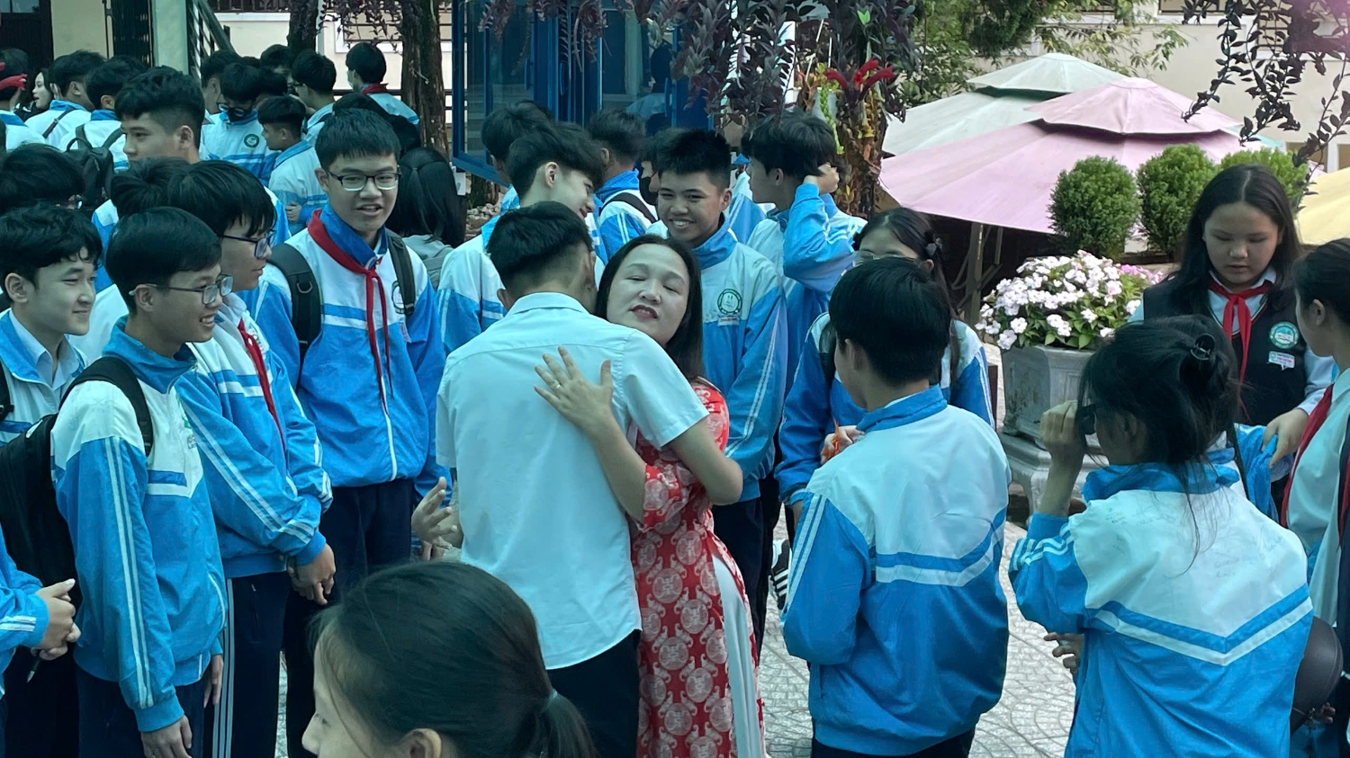HS TRI ÂN THẦY CÔ